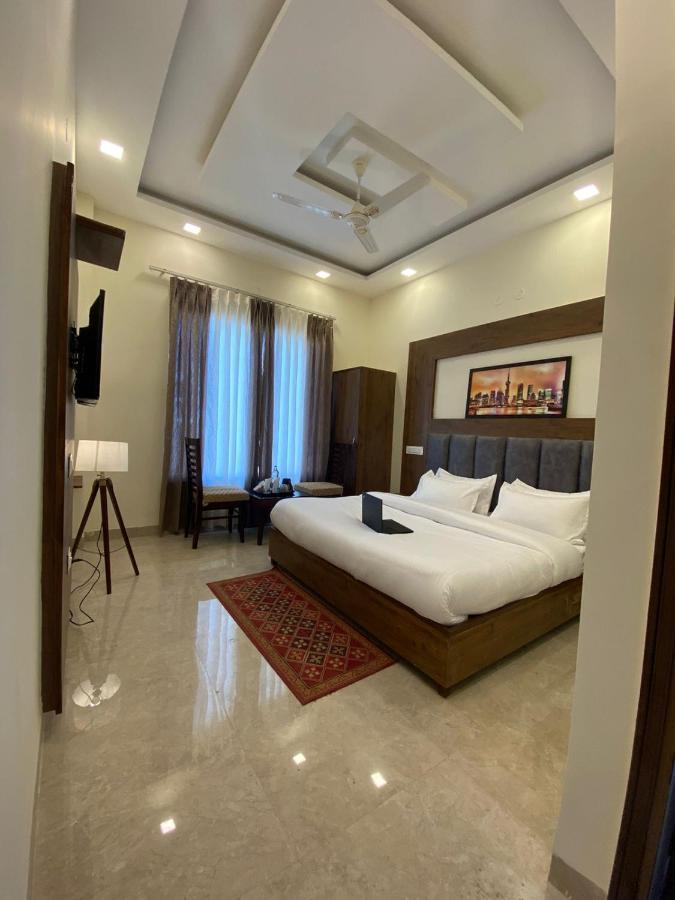 Hotel Hollywood Zirakpur Chandigarh - Family Hotel מראה חיצוני תמונה